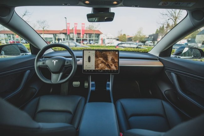 Carros da Tesla armazenam informações sobre a condução e as enviam para a montadora.