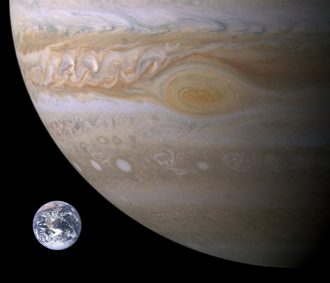 Imagem comparativa dos tamanhos da Terra e de Júpiter com a Grande Mancha Vermelha em destaque