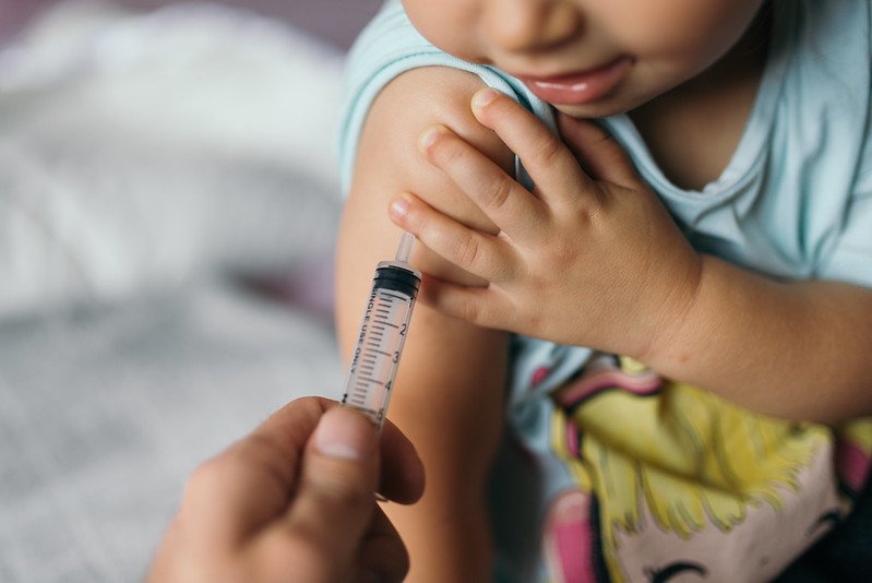 EUA já têm um plano pronto para aplicar vacina contra covid-19 em menores de 12 anos. (Fonte: Flickr/Nenad Stojkovic/Reprodução)