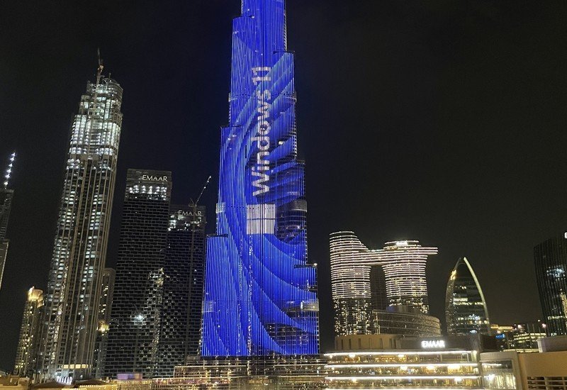Para promover o Windows 11, a Microsoft coloriu o famoso arranha-céu Burj Khalifa em Dubai.