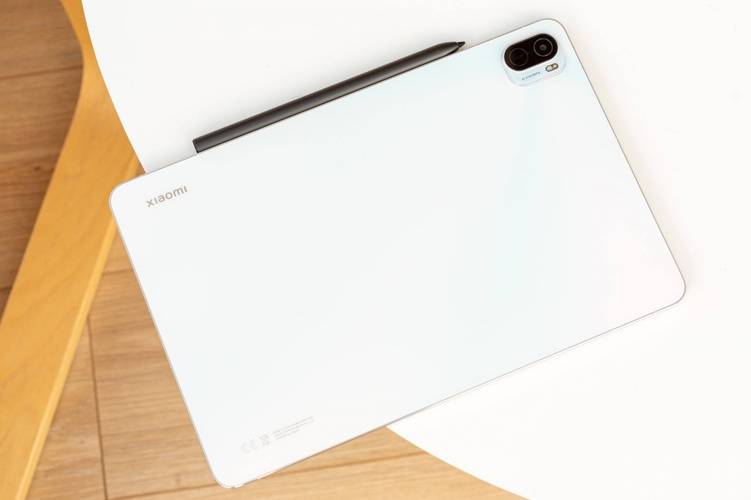 O Xiaomi Pad 5 tem visual simples, mas moderno e elegante.