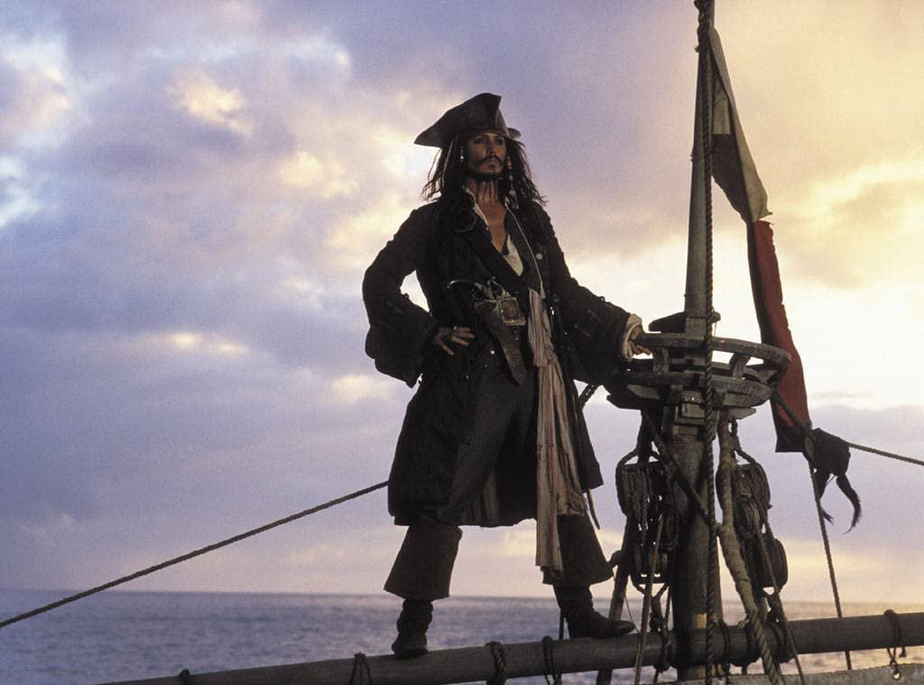 O pirata Capitão Jack Sparrow (Johnny Depp) é o protagonista das cinco aventuras.