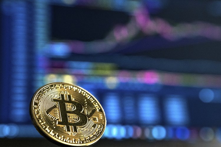 Segundo o Bloomberg, a nova jogada da companhia foi lançada para competir com gigantes como a corretora Robinhood, que oferece negociações sem taxas