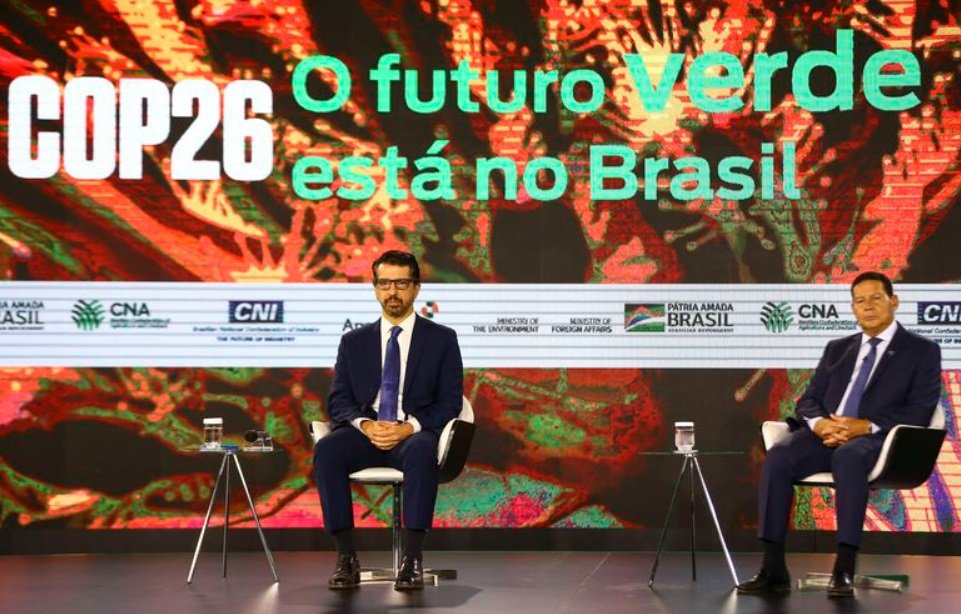 O vice-presidente do Brasil, Hamilton Mourão (direita), participou do painel junto ao ministro.