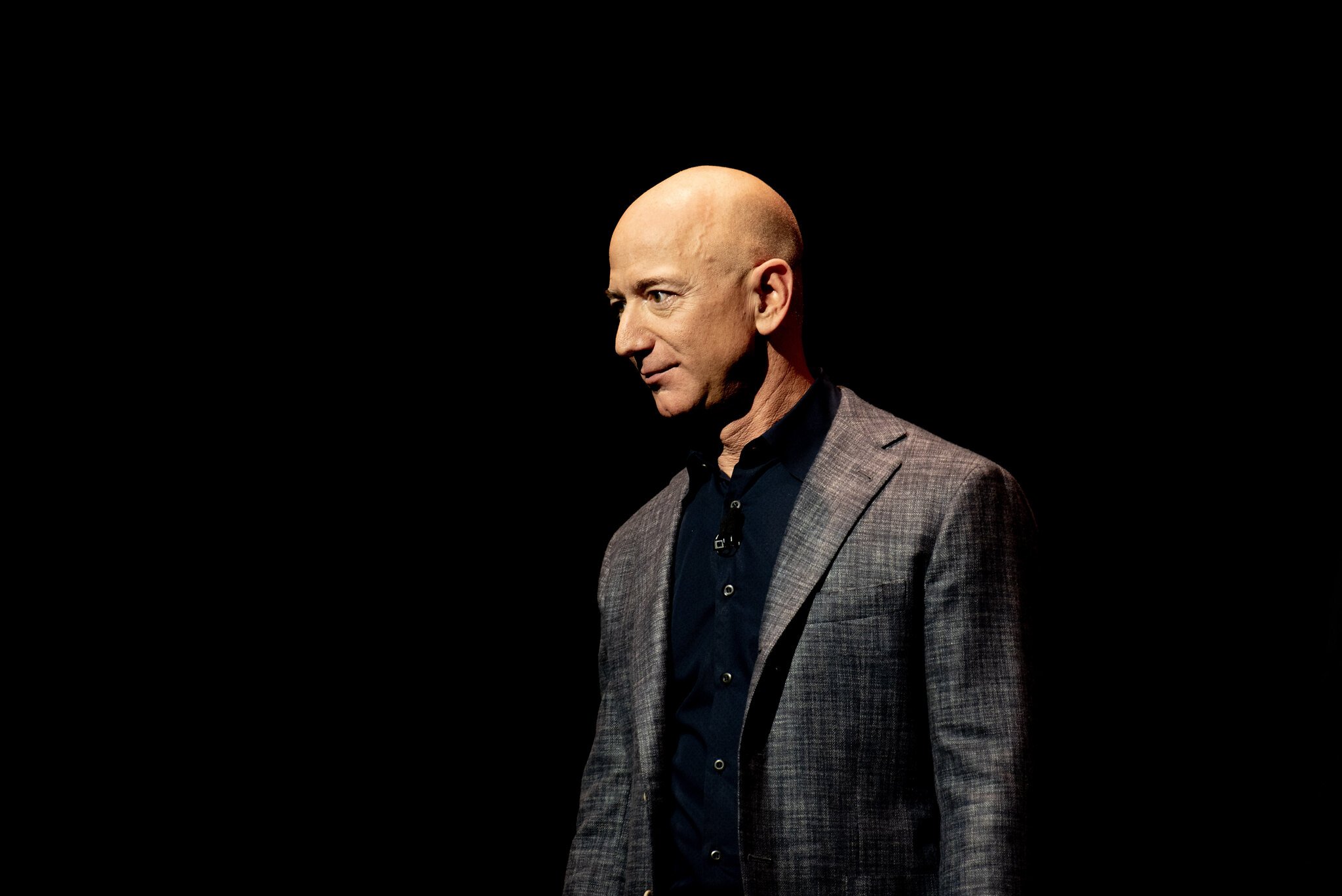 Bezos parece conformado com a decisão judicial contrária à Blue Origin. (Fonte: Flickr/Daniel Oberhaus/Reprodução)