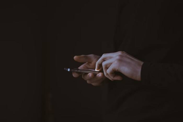 Com seu smartphone, você poderá navegar por diversos apps e aprender novas questões da língua inglesa. (Gilles Lambert/Unsplash/Reprodução)