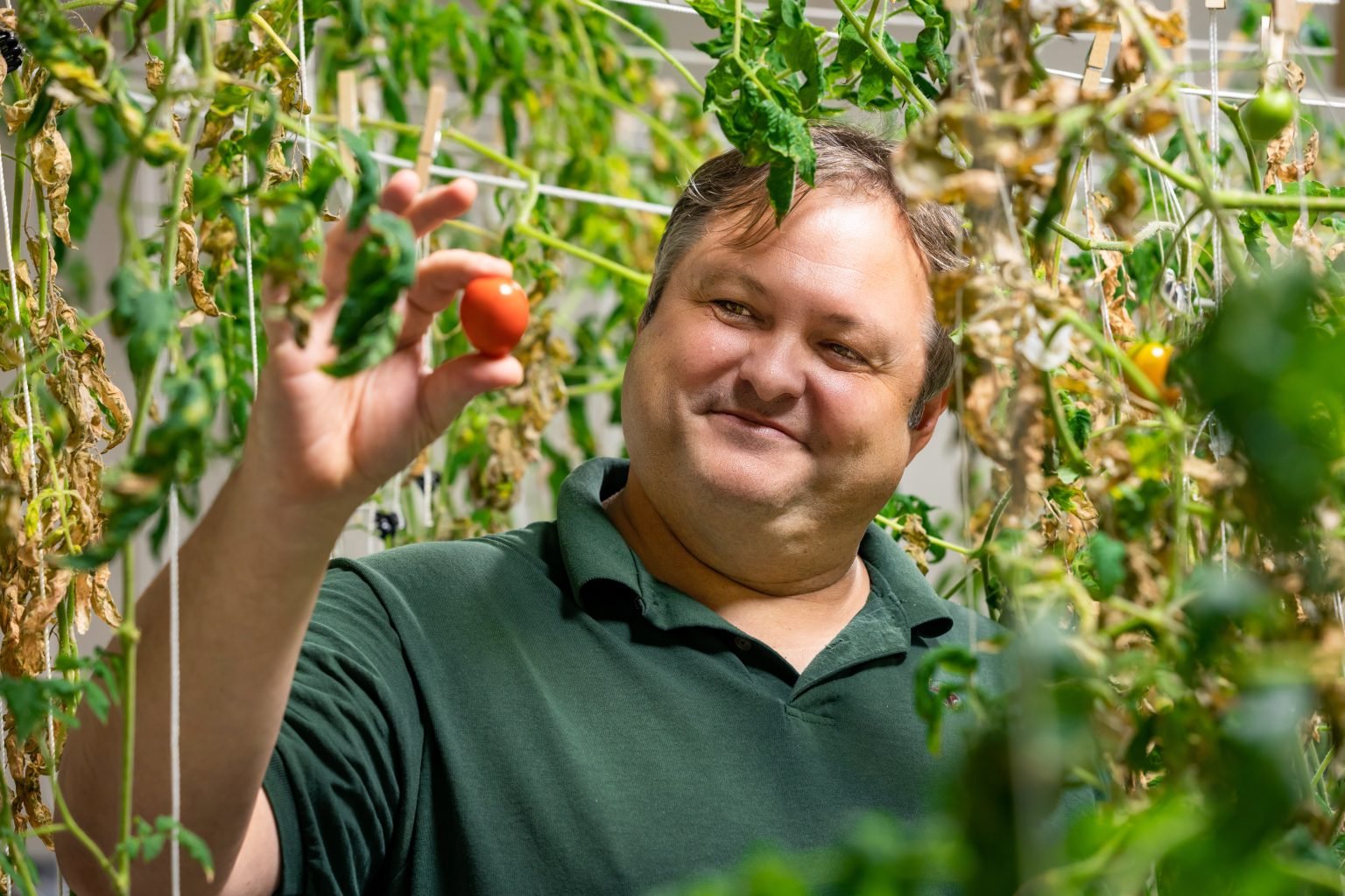 O pesquisador Andrew Palmer segura um 'tomate marciano' (Fonte: Florida Tech/Reprodução.)