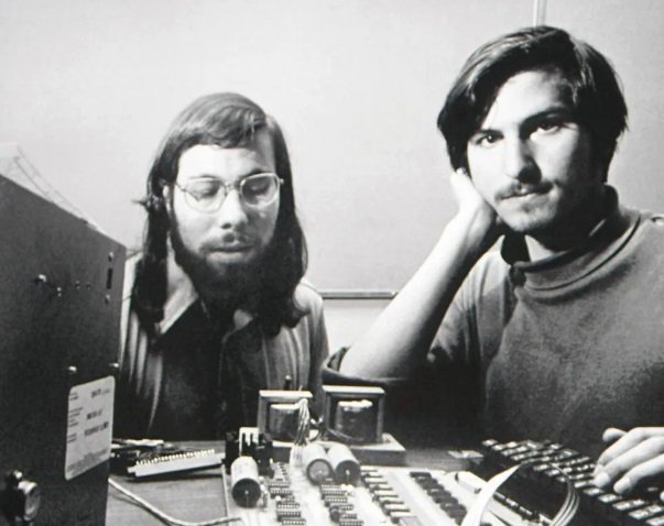 Woz e Jobs na montagem dos modelos.