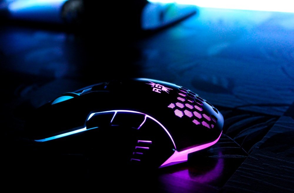 Mouse gamer no estilo colmeia, para oferecer mais leveza e agilidade de movimentação.