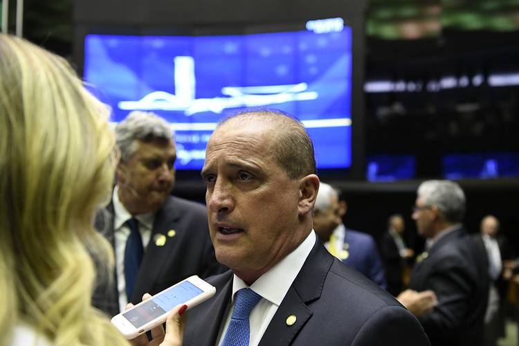 Ministro Onyx Lorenzoni diz que exigir certificado de vacinação é uma "prática discriminatória" (Fonte: Senado Federal/Wikimedia Commons/Reprodução).