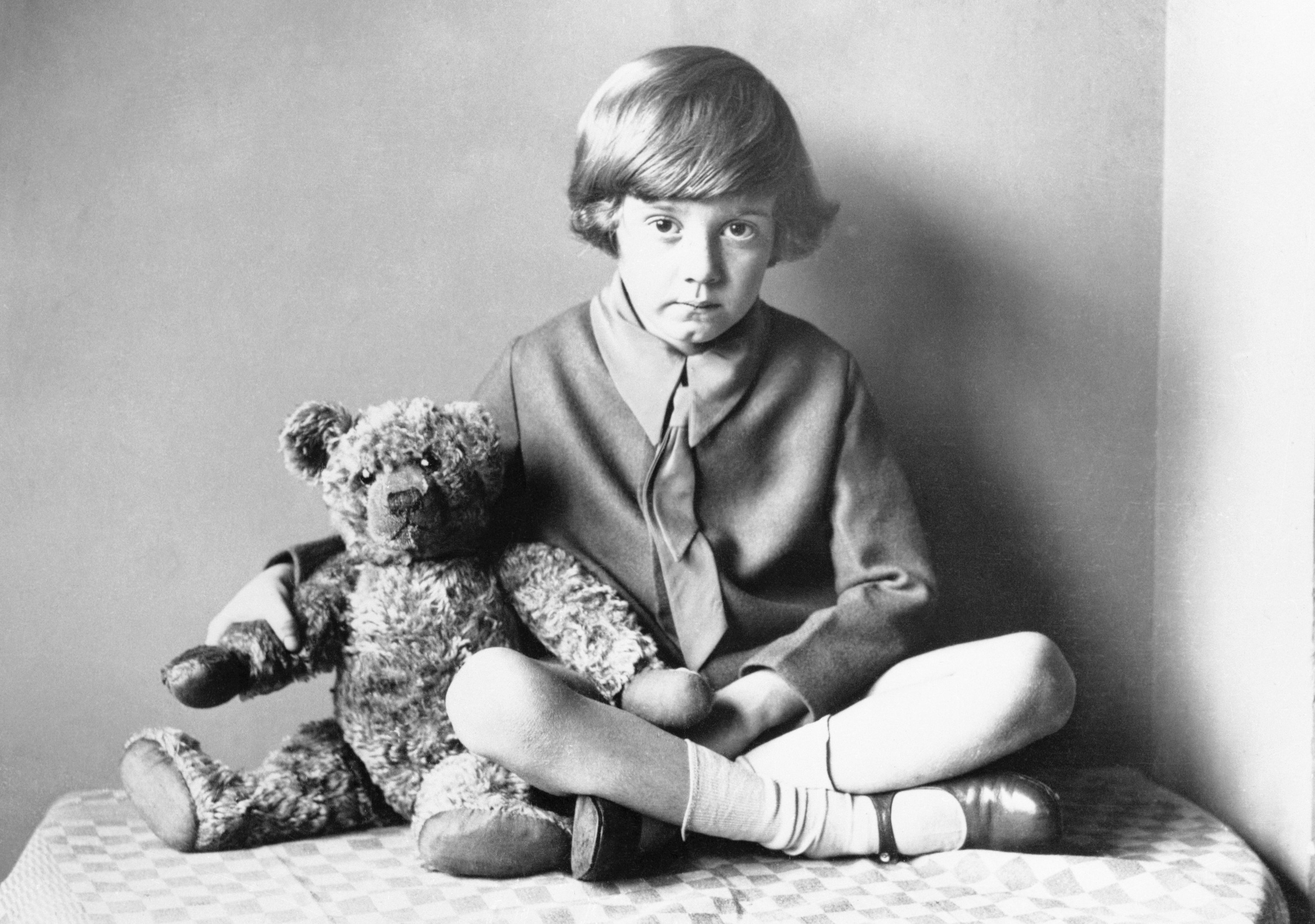 Milne e o urso de pelúcia que inspirou Pooh em 1925. (Getty Images/Reprodução)
