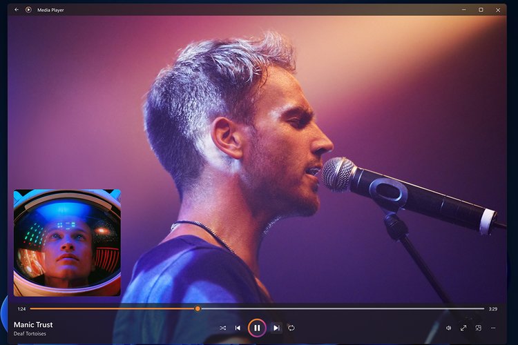 As imagens da banda são exibidas em tela cheia e no mini player