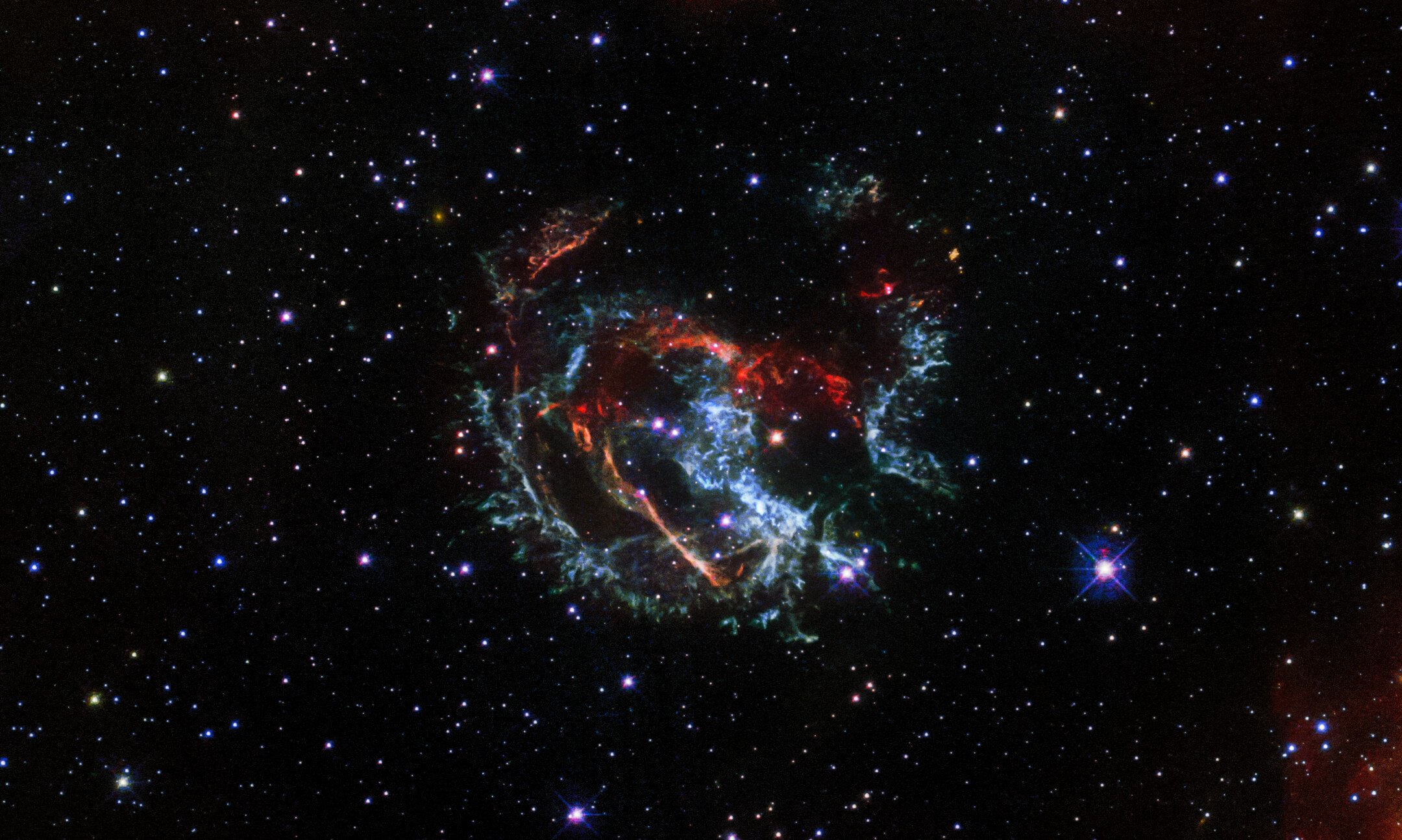 Supernova 1E 0102.2-7219 observada pelo Telescópio Hubble, localizada na pequena Nuvem de Magalhães (galáxia anã satélite da Via Láctea)