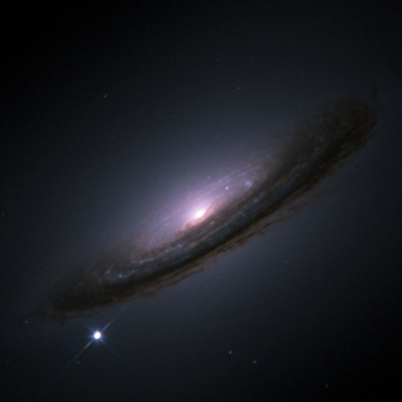 Supernova 1994D (ponto brilhante canto esquerdo inferior) na galáxia NGC 4526