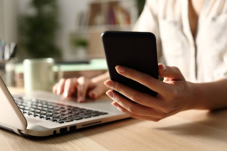 Após a solicitação por telefone, a conta será enviada por e-mail. (Fonte: Shutterstock/Pheelings media)