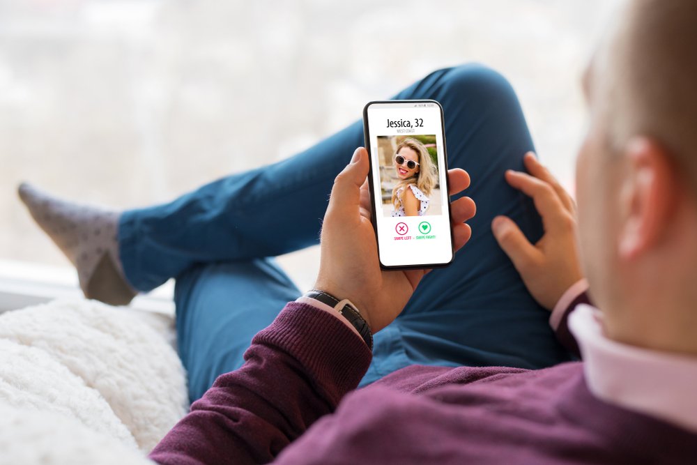 Tinder começou com uma função básica, mas hoje oferece diversas opções para se conectar com as pessoas. (Fonte: Shutterstock/Kaspars Grinvalds)