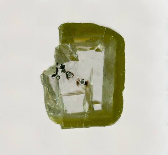 Os pequenos pontos pretos no diamante são o mineral recém-descoberto, a devomaoita (Fonte: Aaron Celestian, Natural History Museum of Los Angeles County)