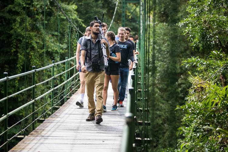 Grupo de pesquisadores na estação de pesquisa La Selva Biológica (Fonte: Organization for Tropical Studies/Reprodução)