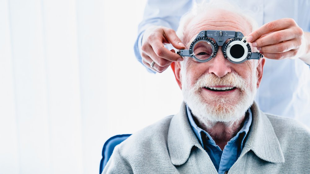 A exposição à luz vermelha pode ajudar principalmente pessoas a partir dos 40 anos, que são mais afetadas pelo envelhecimento da vista