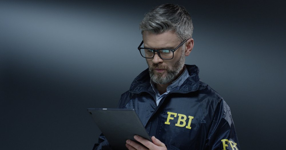 Guia mostra como FBI pode acessar dados de aplicativos de mensagens. (Fonte: VARKS-Stockagency/Shutterstock)
