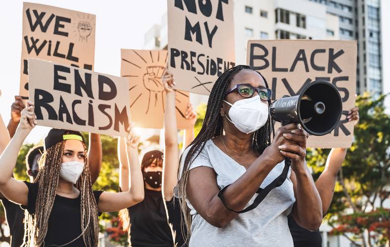 Imagens de eventos públicos como manifestações, geralmente não violam a política de privacidade (Fonte: Shutterstock/Reprodução)