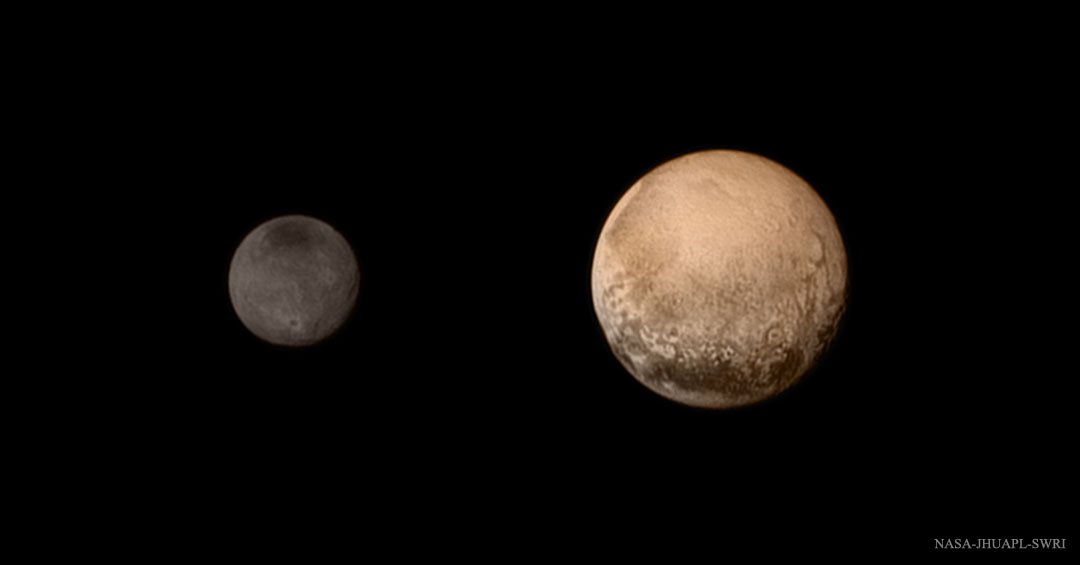 Imagem da missão New Horizonts de Plutão (esquerda) e Caronta (direita), hoje classificados como planetas-anão duplo.