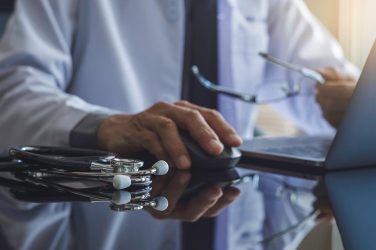 As pesquisas ainda precisam avançar para que esse curativo inteligente possa começar a ser utilizado na prática. (Fonte: Shutterstock)