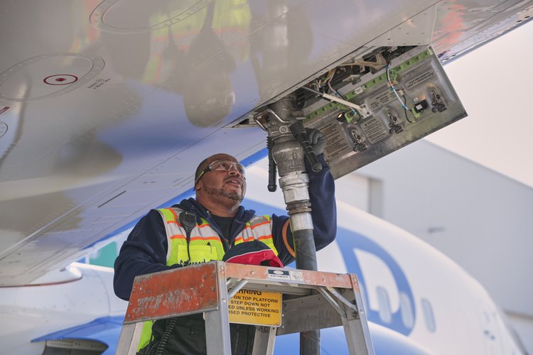 O SAF é considerado uma alternativa sustentável aos combustíveis fósseis. (Fonte: United Airlines/Divulgação)