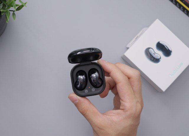 O Galaxy Buds Live foi lançado no Brasil durante o último semestre de 2020.