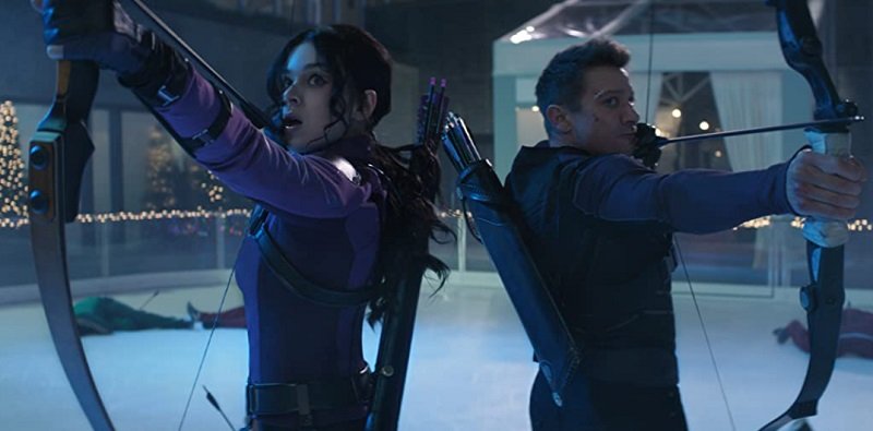 Clint Barton e Kate Bishop enfrentam novas ameaças em Gavião Arqueiro. (Disney+/Reprodução)