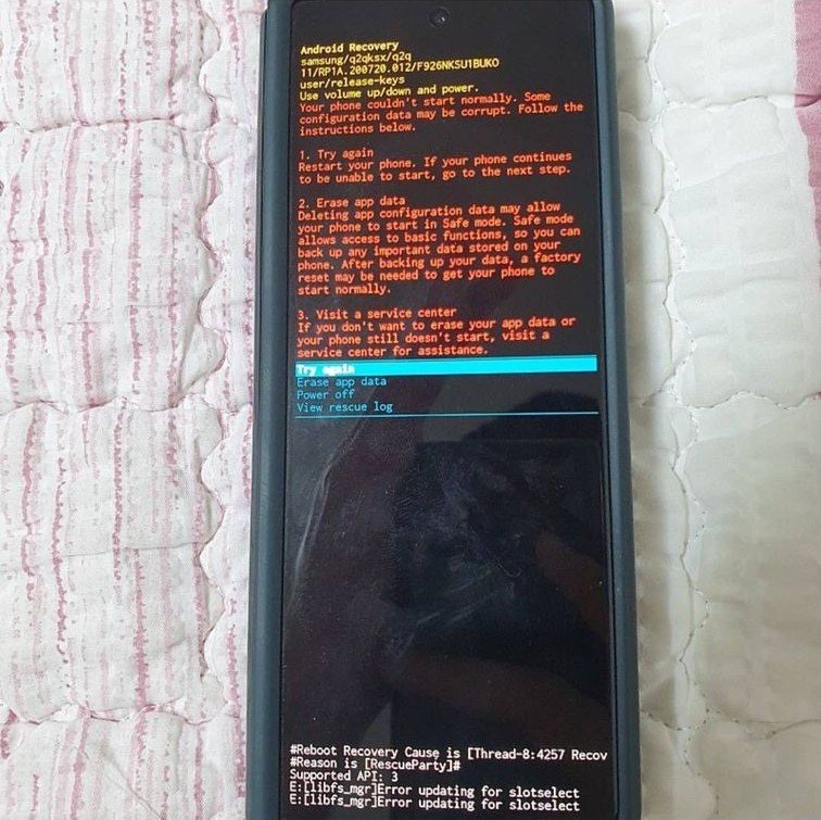 Galaxy Z Fold 3 em recuperação de sistema após atualização para One UI 4