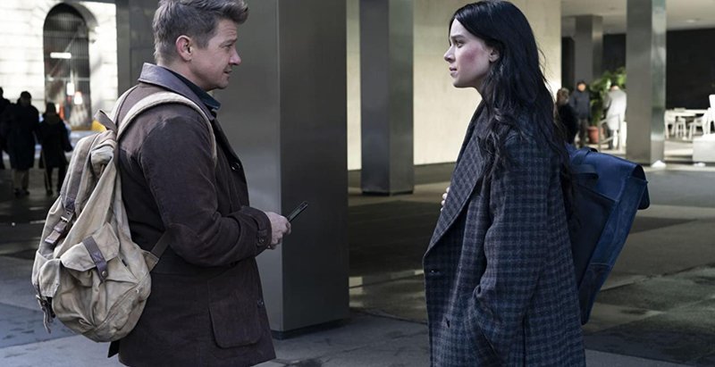 Jeremy Renner e Hailee Steinfeld em 'Gavião Arqueiro'.