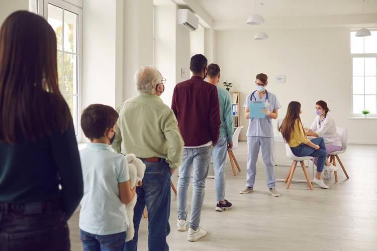 Pacientes imunossuprimidos tiveram prioridade na vacinação contra covid-19. (Fonte: Shutterstock/Studio Romantic)