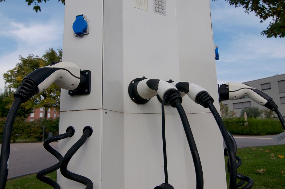 Carros elétricos necessitam de postos de abastecimento de eletricidade. Demanda deve aumentar nos próximos anos (Fonte: Shutterstock)