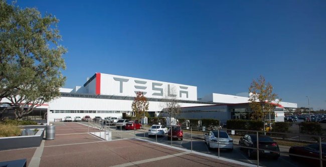 A fábrica da Tesla em Fremont possui mais de 10 mil funcionários.