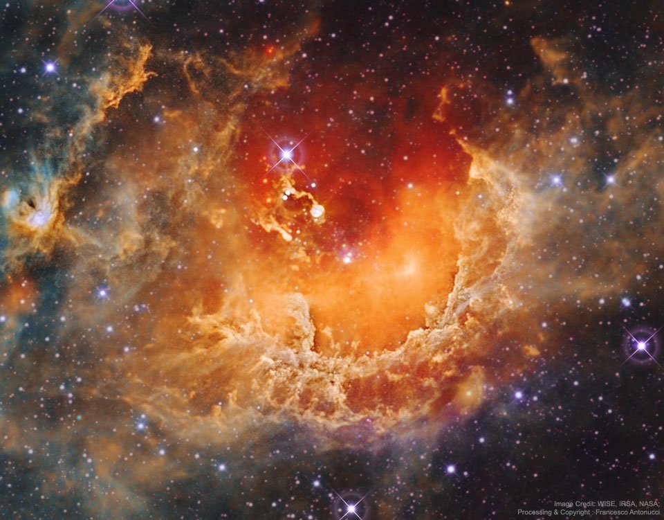 Região de formação estelar na nebulosa do Girino. É possível notar a novas estrelas dispersando o gás e poeira presentes na região
