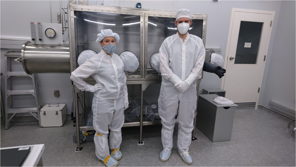 Francesca McDonald e Timon Schild, cientistas envolvidos no projeto, ao lado do "abridor de latas da Apollo" (Fonte: AEE/Reprodução)