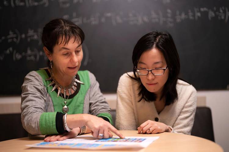Professora Lindell Bromham e dra. Xia Hua, coautoras da pesquisa sobre línguas ameaçadas (Fonte: Jamie Kidston/ANU/Divulgação)