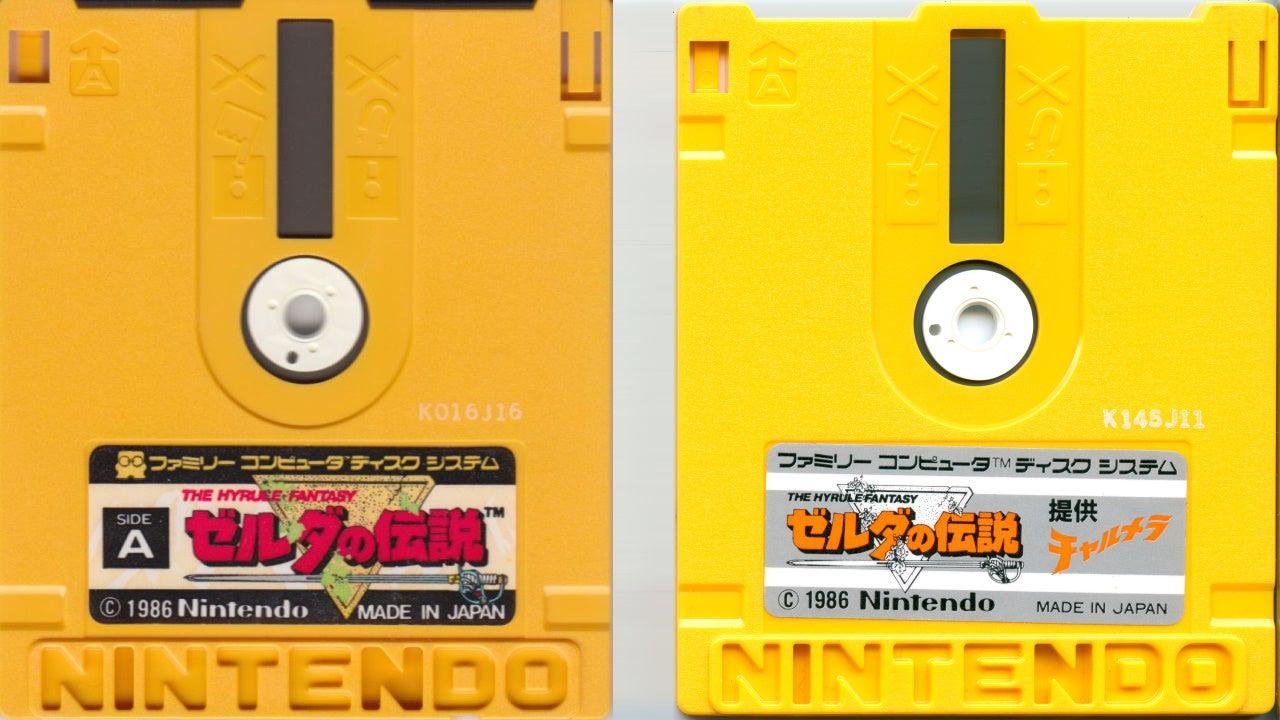 À esquerda, o disco original de Zelda para Famicom. À direita, a versão "especial" com a logomarca do lámen da Charumera
