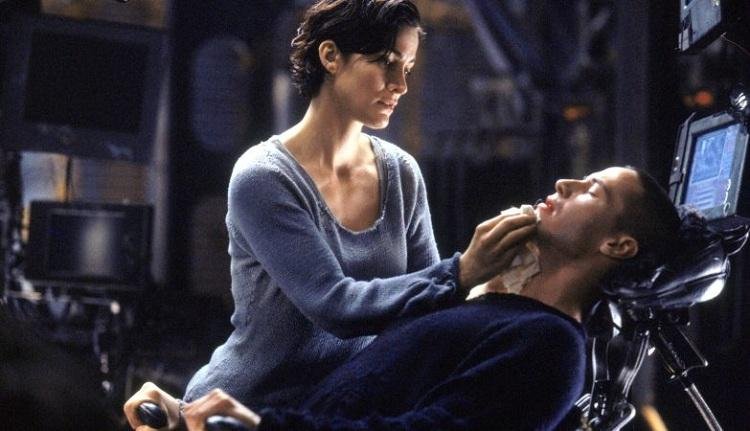 Cena de Matrix com a dupla Trinity (Carrie-Anne Moss) e Neo (Keanu Reeves).