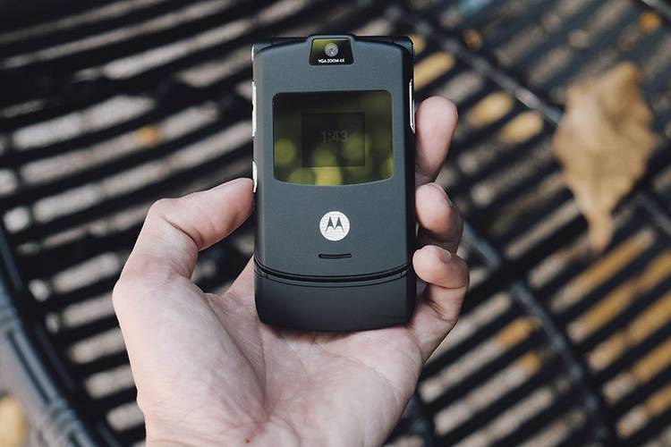 O design do Razr é inspirado no clássico V3.