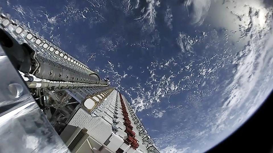 A Starlink mantém cerca de 1,9 mil satélites na órbita terrestre. (Fonte: Official SpaceX Photos/Wikimedia Commons/Divulgação.)