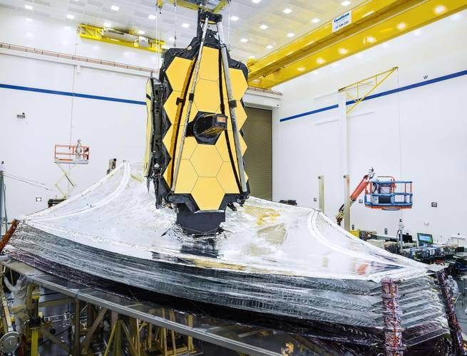 Escudo inferior irá ajudar o telescópio a resfriar e o protegerá dos raios solares (Fonte: NASA/Chris Gunn)