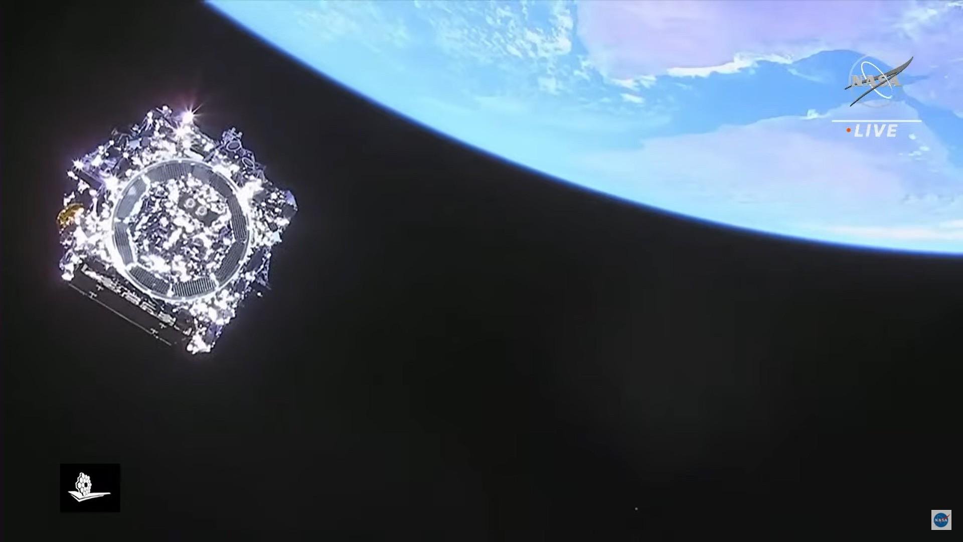 Última foto tirada do telescópio James Webb, logo após ele desacoplar do foguete que o levou ao espaço (Fonte: NASA)