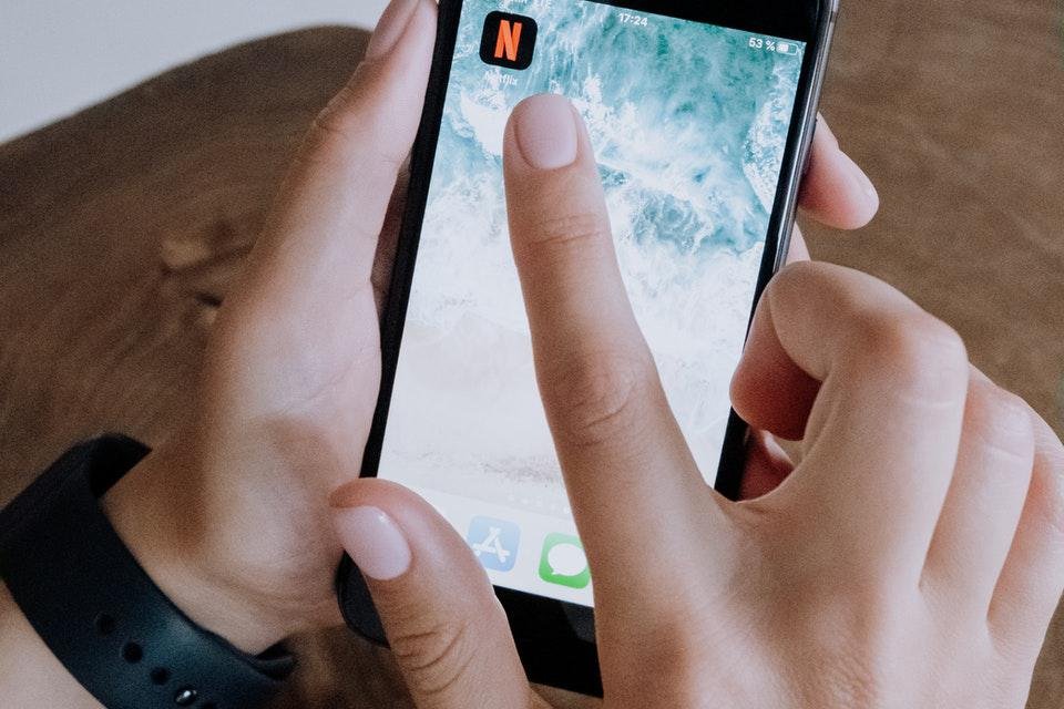 Aplicação De Netflix No Telefone Celular Foto Editorial - Imagem