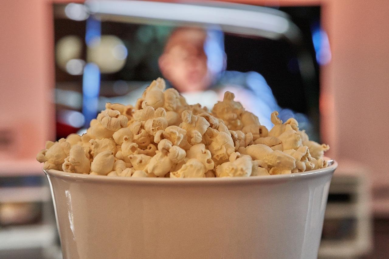 Hábito de comer pipoca ao ver filmes foi herdade do cinema para os usuários da Netflix. (Fonte: Pixabay/Roy Buri/Reprodução)