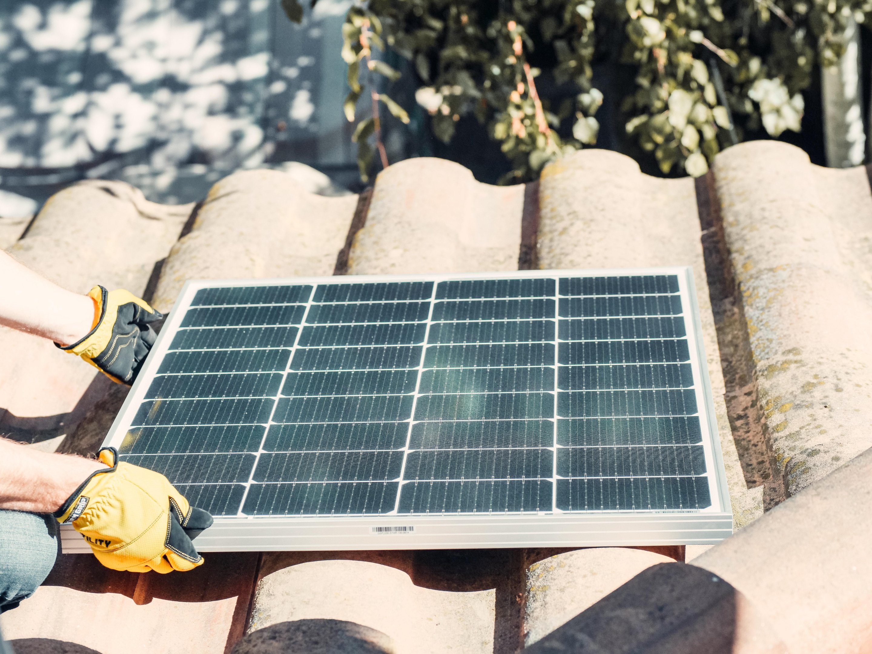 Células fotovoltaicas, geradoras de energia solar, podem ser instaladas em telhados, fachadas e até quintais (Fonte: Pexels/Kindel Media)