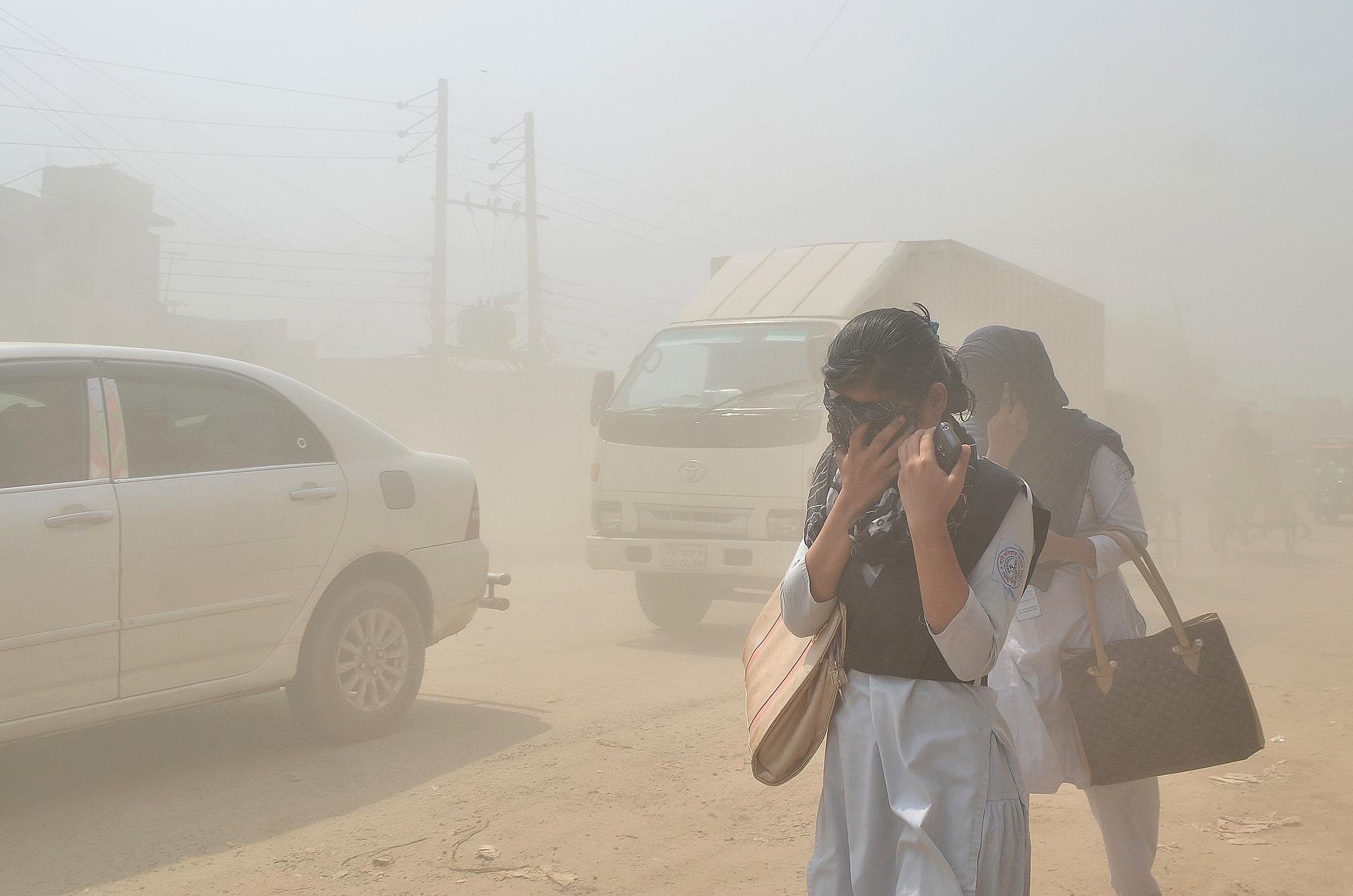 Gases de escapamento de carros estão associado ao aumento do número de casos de asma em crianças (Fonte: Pixabay/Maruf_Rahman)