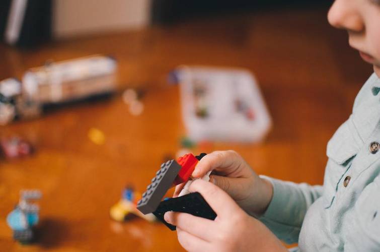 Pessoas com Síndrome de Asperger podem necessitar de rotinas organizadas e se entretêm facilmente com um único assunto ou objeto por um longo período. (Kelly Sikkema/Unsplash/Reprodução)