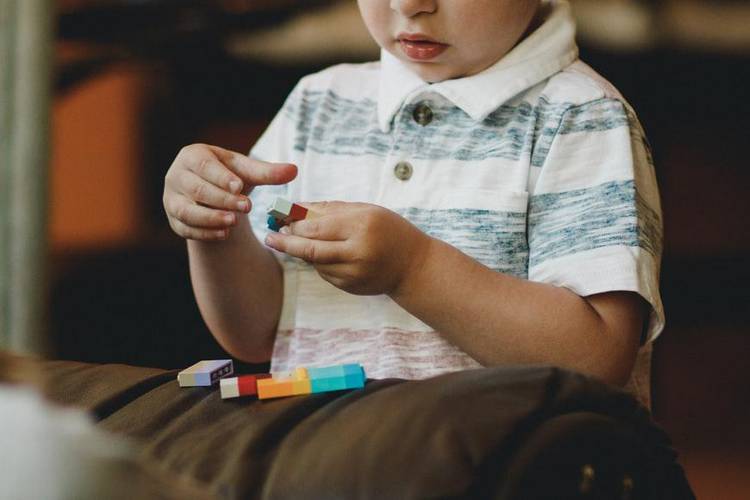 É importante acompanhar todos os sinais que as crianças fornecem aos adultos para saber se há algum problema em seu desenvolvimento. (Caleb Woods/Unsplash/Reprodução)